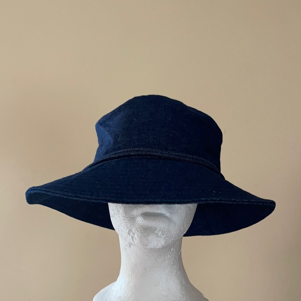 Liz Claiborne hat